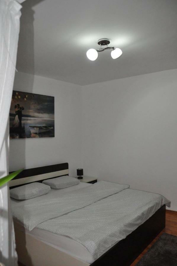 Mario Apartments Resita Eksteriør bilde