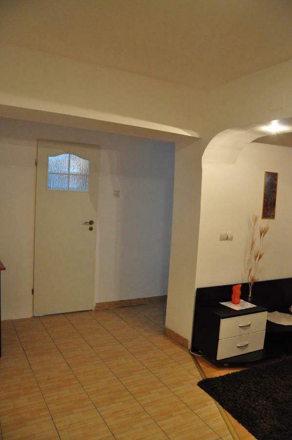 Mario Apartments Resita Eksteriør bilde
